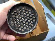Lade das Bild in den Galerie-Viewer, WW2 British Home Front Civilian Pattern Gas Mask in Box
