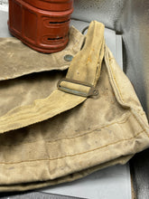 Charger l'image dans la galerie, Original WW2 British Army General Service Respirator &amp; Bag in excellent condition
