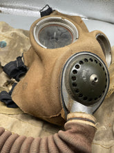 Charger l'image dans la galerie, Original WW2 British Army General Service Respirator &amp; Bag in excellent condition
