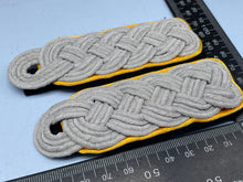 Load image into Gallery viewer, WW2 German Panzer / SS Signal Officer&#39;s Epaulettes
