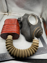 Charger l'image dans la galerie, Original WW2 British Army GSR General Service Respirator Gas Mask - The Militaria Shop
