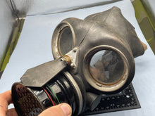 Charger l&#39;image dans la galerie, Original WW2 Dated British Home Front Wardens Gas Mask
