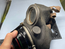 Charger l&#39;image dans la galerie, Original WW2 Dated British Home Front Wardens Gas Mask
