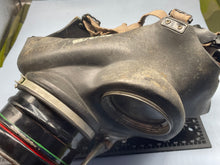 Charger l&#39;image dans la galerie, Original WW2 Dated British Home Front Wardens Gas Mask
