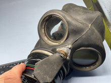 Charger l&#39;image dans la galerie, Original WW2 Dated British Home Front Wardens Gas Mask

