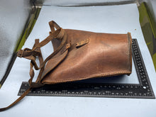Lade das Bild in den Galerie-Viewer, WW2 British Home Front Civilian Pattern Gas Mask in Private Purchase Leather Case
