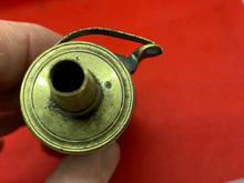 Lade das Bild in den Galerie-Viewer, Vintage Victorian Copper Powder Flask with Decorative Leaves on the side
