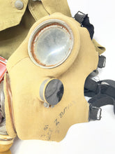 Lade das Bild in den Galerie-Viewer, Rare T-Mic WW2 British Army Soldiers GSR Gas Mask in Bag
