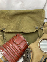 Lade das Bild in den Galerie-Viewer, Rare T-Mic WW2 British Army Soldiers GSR Gas Mask in Bag
