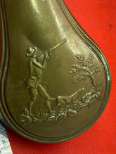 Charger l&#39;image dans la galerie, An original Victorian Copper Powder Flask with a decorative Hunting Scene on the side.
