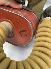 Lade das Bild in den Galerie-Viewer, Rare T-Mic WW2 British Army Soldiers GSR Gas Mask in Bag
