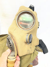 Lade das Bild in den Galerie-Viewer, Rare T-Mic WW2 British Army Soldiers GSR Gas Mask in Bag
