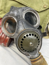 Charger l'image dans la galerie, WW2 British Army Soldiers GSR Gas Mask in Bag - 1941 Dated

