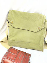 Charger l'image dans la galerie, WW2 British Army Soldiers GSR Gas Mask in Bag - 1941 Dated
