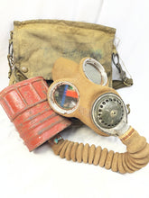 Lade das Bild in den Galerie-Viewer, WW2 British Army Soldiers General Service Gas Mask in Bag
