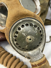 Lade das Bild in den Galerie-Viewer, WW2 British Army Soldiers General Service Gas Mask in Bag
