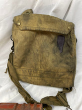 Lade das Bild in den Galerie-Viewer, WW2 British Army Soldiers General Service Gas Mask in Bag
