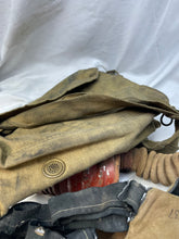 Lade das Bild in den Galerie-Viewer, WW2 British Army Soldiers General Service Gas Mask in Bag
