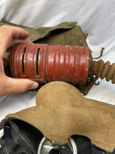 Lade das Bild in den Galerie-Viewer, WW2 British Army Soldiers General Service Gas Mask in Bag
