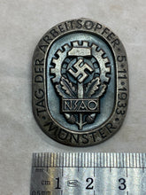 Lade das Bild in den Galerie-Viewer, Original WW2 German National Assoc. Labor Victims of Industrial Accidents NSAO Membership Tinnie
