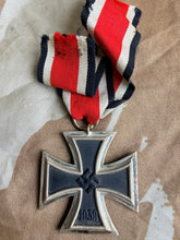 Lade das Bild in den Galerie-Viewer, Original WW2 German Army Iron Cross Medal 2nd Class EKII - Maker Marker 93 - Richard Simm &amp; Söhne
