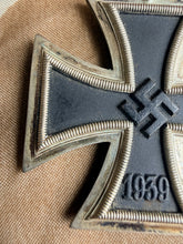 Lade das Bild in den Galerie-Viewer, Original WW2 German Army Iron Cross Medal 2nd Class EKII - Maker Marker 93 - Richard Simm &amp; Söhne
