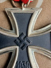 Lade das Bild in den Galerie-Viewer, Original WW2 German Army Iron Cross Medal 2nd Class EKII - Maker Marker 93 - Richard Simm &amp; Söhne
