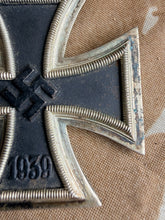 Lade das Bild in den Galerie-Viewer, Original WW2 German Army Iron Cross Medal 2nd Class EKII - Maker Marker 93 - Richard Simm &amp; Söhne
