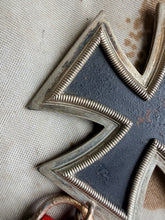 Lade das Bild in den Galerie-Viewer, Original WW2 German Army Iron Cross Medal 2nd Class EKII - Maker Marker 93 - Richard Simm &amp; Söhne
