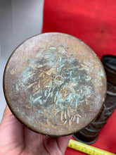 Lade das Bild in den Galerie-Viewer, Original WW1 Trench Art Shell Case Brass Vase Pair - Signed by Artist
