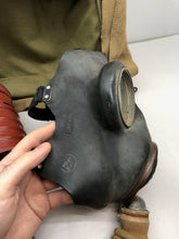 Charger l&#39;image dans la galerie, Original WW2 British Army Soldiers Gas Mask Set
