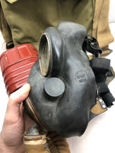 Lade das Bild in den Galerie-Viewer, Original WW2 British Army Soldiers Gas Mask Set
