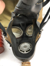 Lade das Bild in den Galerie-Viewer, Original WW2 British Army Soldiers Gas Mask Set
