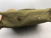 Charger l&#39;image dans la galerie, Original WW2 British Army Soldiers Gas Mask Set
