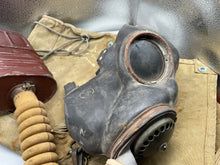 Charger l'image dans la galerie, Original WW2 British Army GSR General Service Respirator Gas Mask Set - The Militaria Shop
