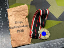 Charger l&#39;image dans la galerie, Original WW2 German War Merit Medal with Paper Packet of Issue
