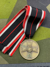Charger l&#39;image dans la galerie, Original WW2 German War Merit Medal with Paper Packet of Issue

