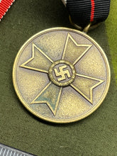Charger l&#39;image dans la galerie, Original WW2 German War Merit Medal with Paper Packet of Issue
