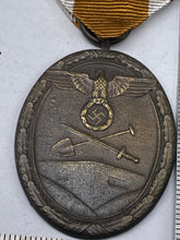 Charger l'image dans la galerie, Original WW2 German West Wall Medal (Deutsches Schutzwall-Ehrenzeichen) - The Militaria Shop
