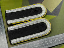 Load image into Gallery viewer, Pair Of Waffen-SS Signals Unterscharfuhrer Shoulder Epaulettes
