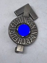 Lade das Bild in den Galerie-Viewer, Original WW2 Hitler-Jugend Leistungs Rune Badge - The Militaria Shop
