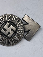Lade das Bild in den Galerie-Viewer, Original WW2 Hitler-Jugend Leistungs Rune Badge - The Militaria Shop
