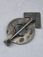 Lade das Bild in den Galerie-Viewer, Original WW2 Hitler-Jugend Leistungs Rune Badge - The Militaria Shop
