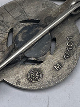 Lade das Bild in den Galerie-Viewer, Original WW2 Hitler-Jugend Leistungs Rune Badge - The Militaria Shop

