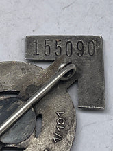 Lade das Bild in den Galerie-Viewer, Original WW2 Hitler-Jugend Leistungs Rune Badge - The Militaria Shop
