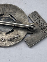 Lade das Bild in den Galerie-Viewer, Original WW2 Hitler-Jugend Leistungs Rune Badge - The Militaria Shop
