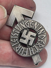 Lade das Bild in den Galerie-Viewer, Original WW2 Hitler-Jugend Leistungs Rune Badge - The Militaria Shop
