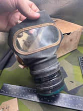 Lade das Bild in den Galerie-Viewer, Original WW2 British Home Front Civilian Gas Mask in Cardboard Box

