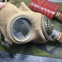 Lade das Bild in den Galerie-Viewer, Original WW2 British Army T-Mic GSR General Service Respirator Gas Mask Set
