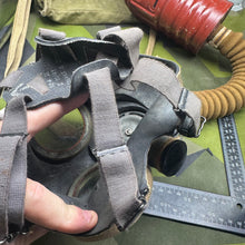 Lade das Bild in den Galerie-Viewer, Original WW2 British Army T-Mic GSR General Service Respirator Gas Mask Set
